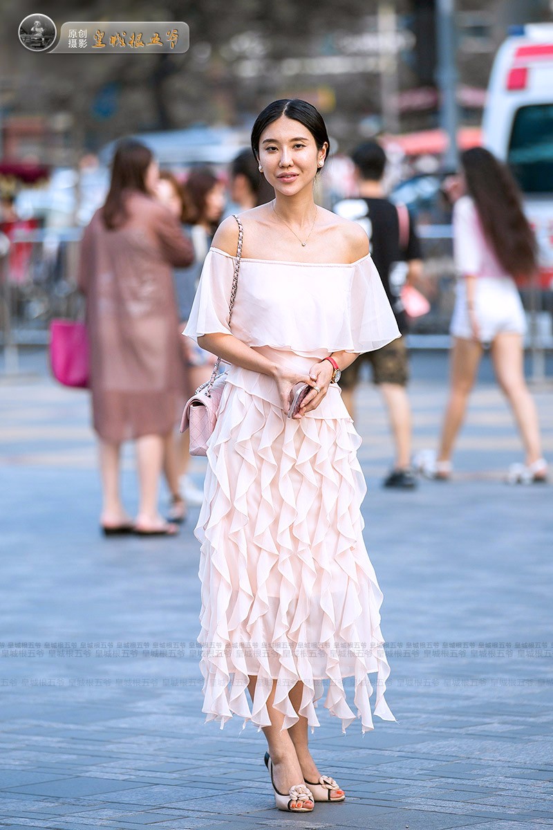 街拍:北京美女最多的地方 北京三里屯美女聚集地_新浪看点