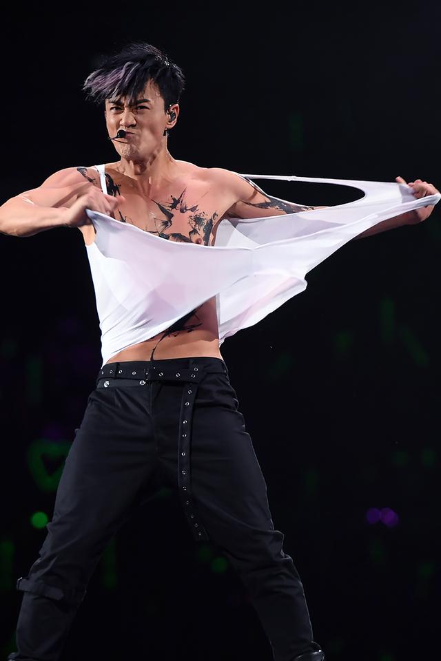 林峯广州演唱会太卖力,唱到尽兴撕衣秀腹肌!