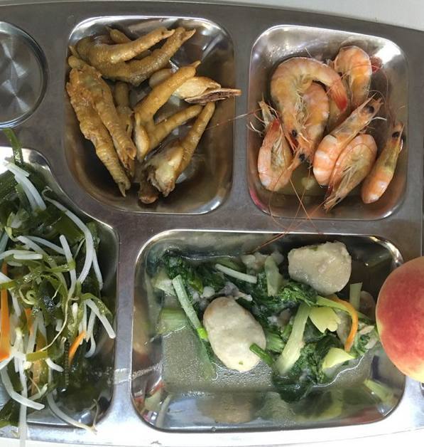 带鱼,有女生都爱啃的鸡爪,还有脆脆的山药和青菜~~~搭配很好大锅饭嘛