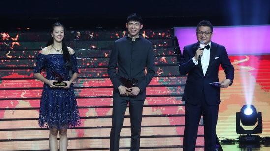 年龄合适,身高合适,不仅是各自俱乐部球队的绝对核心,也是男排和女排