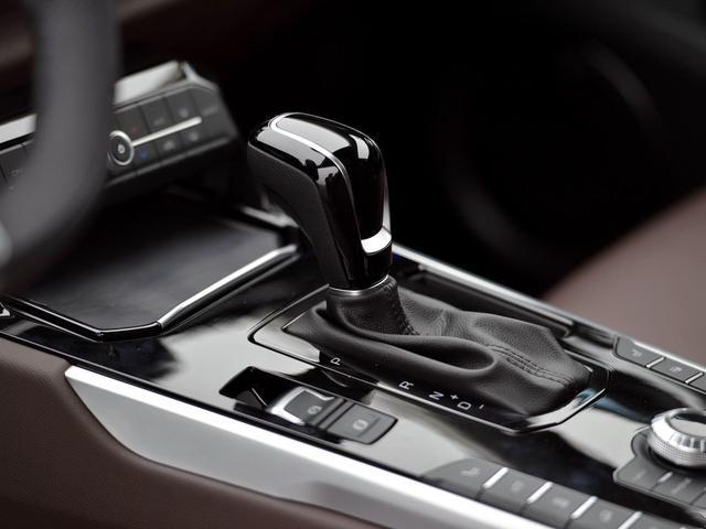 长城这款SUV，外观够漂亮而且内饰豪华，稍加改装比美路虎星脉