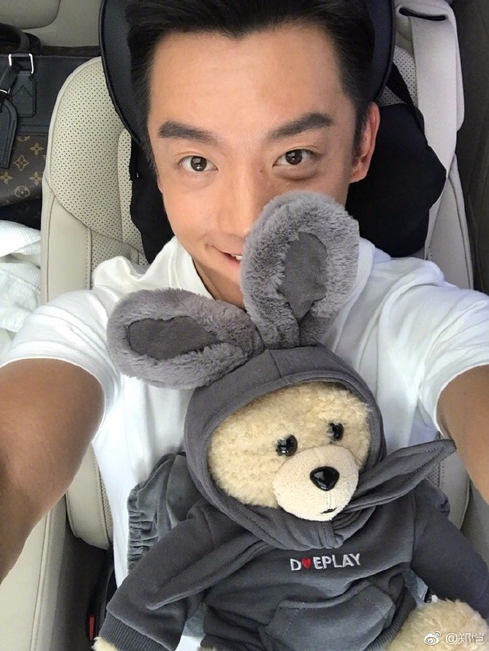 郑恺晒自拍帅气迷人,还调戏粉丝谁要兔子_新浪看点