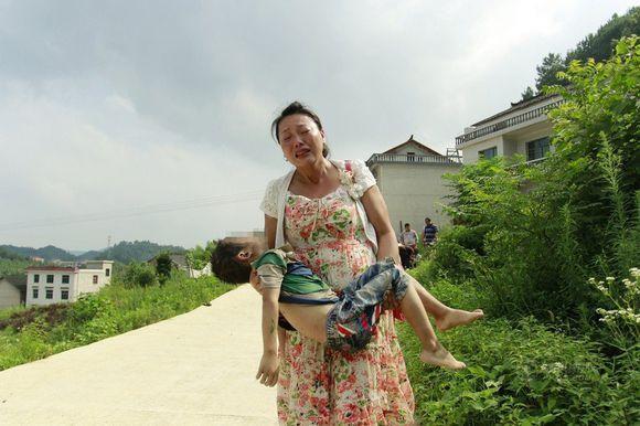 三小孩子河边戏水, 二人溺水死亡, 得救小孩说看见爷爷在岸上叫他