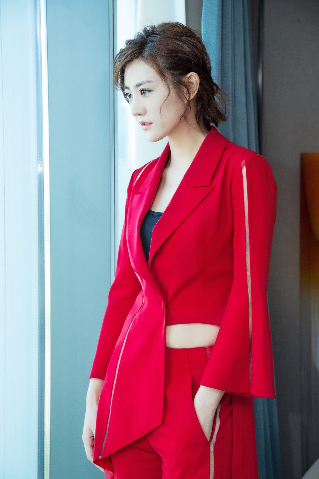 演员牟星助阵长腿实力吸睛