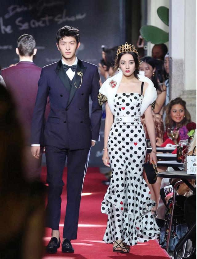 杨幂笑傲纽约时装周,迪丽热巴惊艳米兰时装周