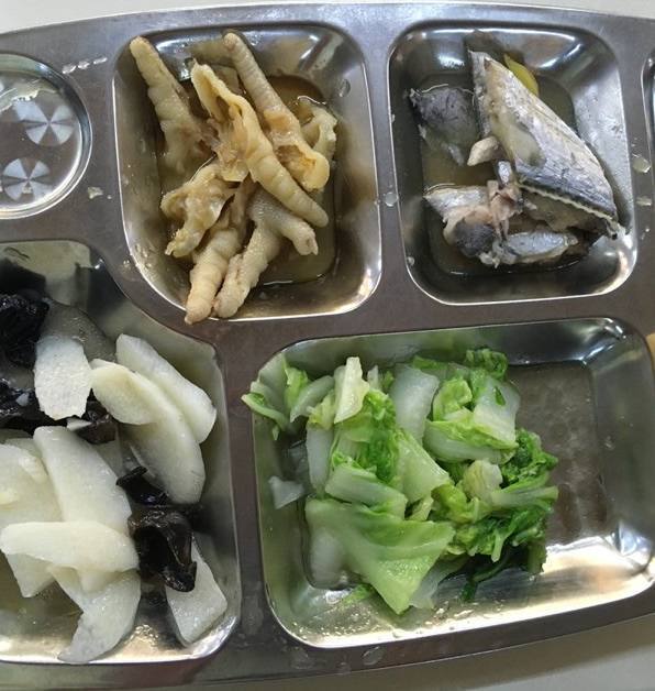 大锅饭嘛,要求不能太高,菜的种类多一点,味道稍微好一点,其实就满足了