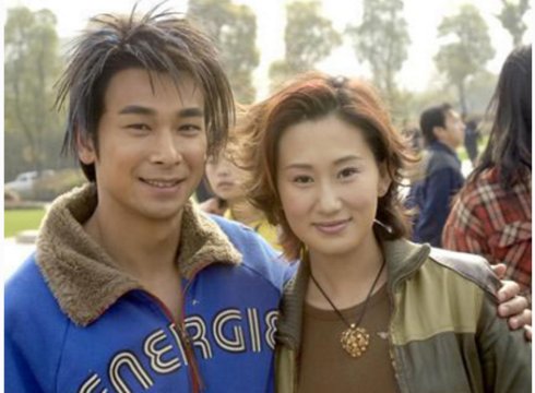 《东北一家人》里演牛小玲走红,嫁功夫影星退隐生三娃成赢家