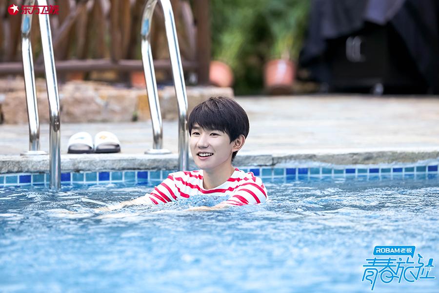 王源看到泳池兴奋至极,游泳,玩水枪,嗨到停不下来.