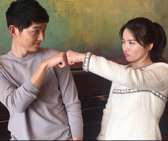 宋仲基宋慧乔巴黎被偶遇,挽手逛街太亲密,网友:狗粮吃的我撑