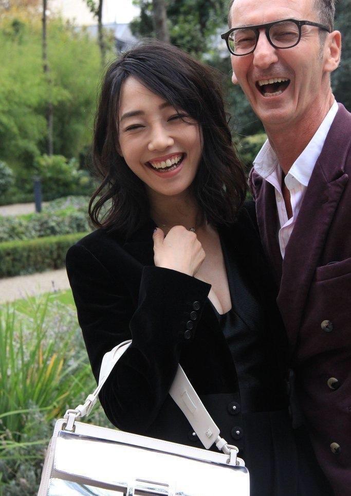 引发现场一阵躁动,女神经过"离婚""一指弹"风波后终于靓丽回归,是个好