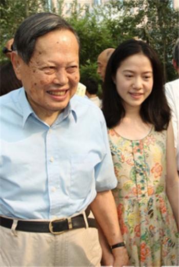 看了杨振宁前妻照片,怪不得杨振宁的子女会让28岁的翁帆嫁入杨家|杨振宁|翁帆|前妻_新浪新闻