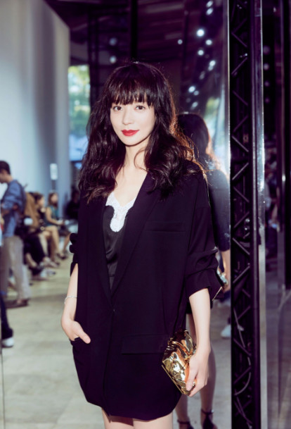 2012年凭借战争感情剧《彼岸1945》中清新甜美的小护士一角被观众认知