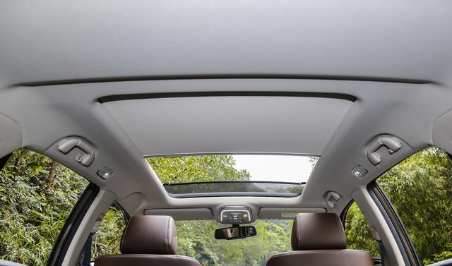 挂美国车牌的比亚迪，车内按钮是密密麻麻汉字，老外看着哭笑不得