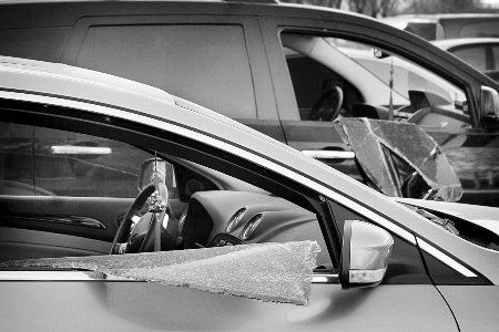 这三类车被砸窗偷东西的概率最高，一不小心就要“中招”