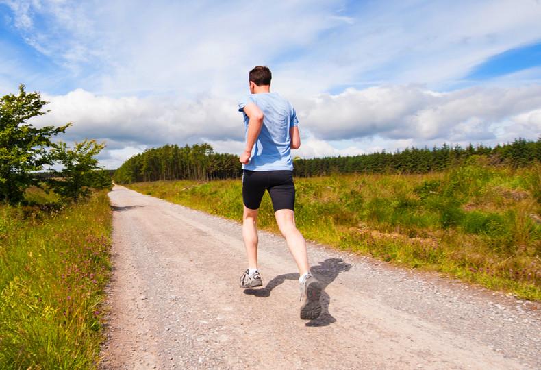 跑步运动伴侣这些装备适合年轻人