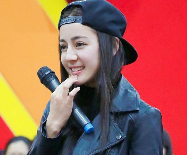 明星反戴帽子痞气十足,鹿晗赵丽颖配一脸