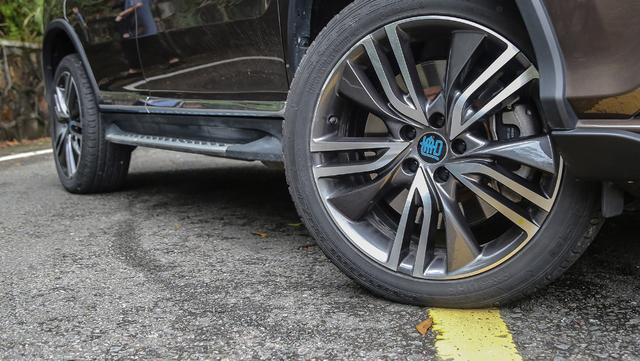 挂美国车牌的比亚迪，车内按钮是密密麻麻汉字，老外看着哭笑不得