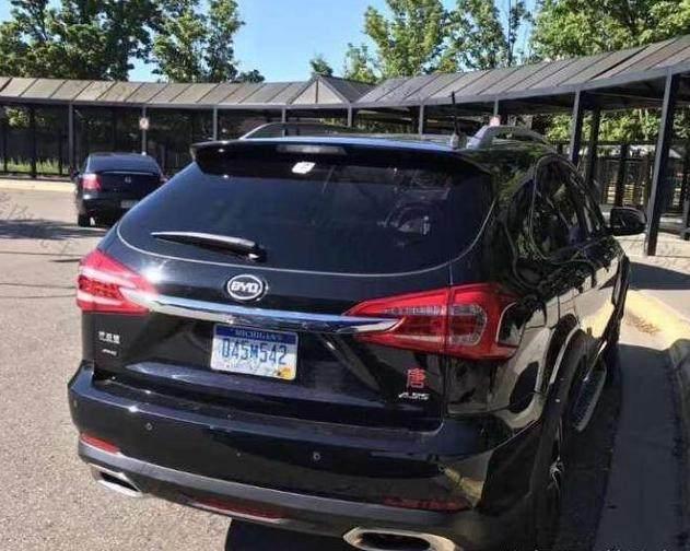 挂美国车牌的比亚迪，车内按钮是密密麻麻汉字，老外看着哭笑不得