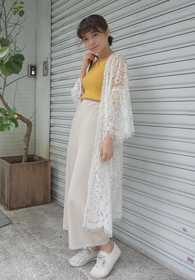 用白色宽裤搭配鲜黄色背心,再加上白色蕾丝罩衫,这样的颜色穿搭阅夏