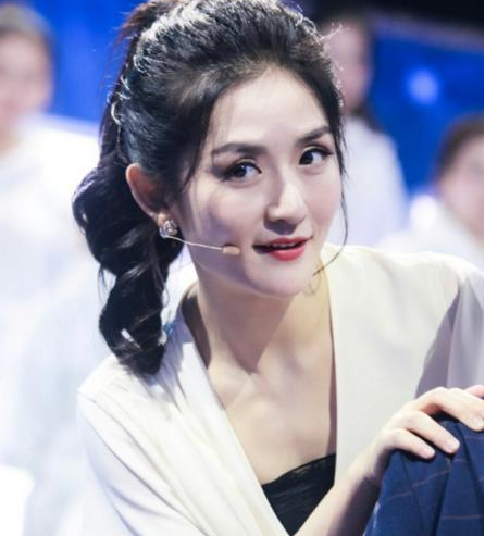 谢娜家中安胎,沈梦辰代班主持《快乐大本营》?何炅拒绝这个搭档