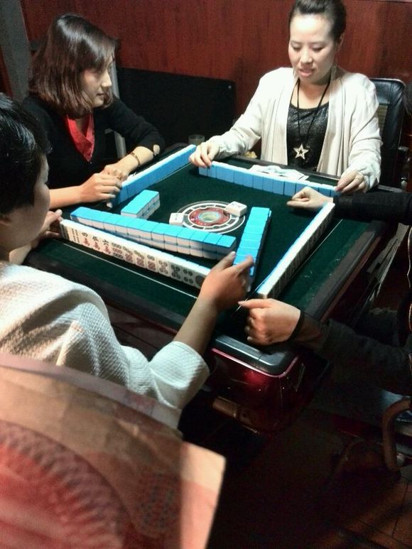 3岁小女孩流落街头无人管,得知实情,众人怒火中烧|孩子|交警|打麻将