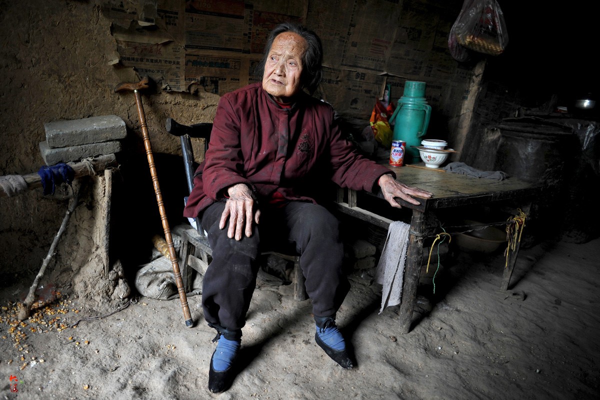 延续千年的穴居土窑正与年迈的父母一起走向衰老
