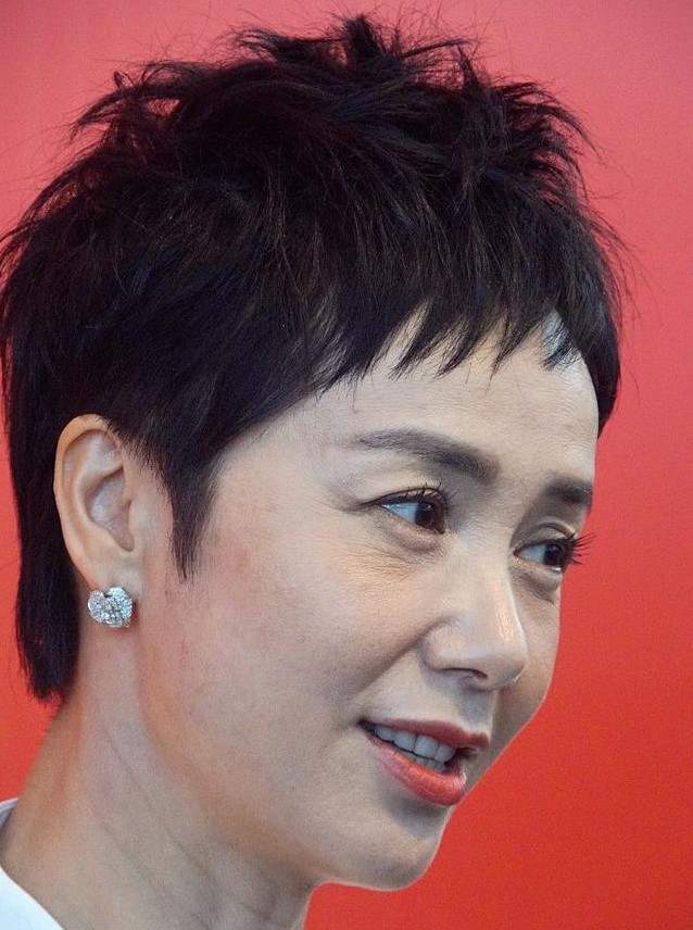 48岁的蒋雯丽拒绝整容,满脸皱纹皮肤松弛!网友:活得漂亮!