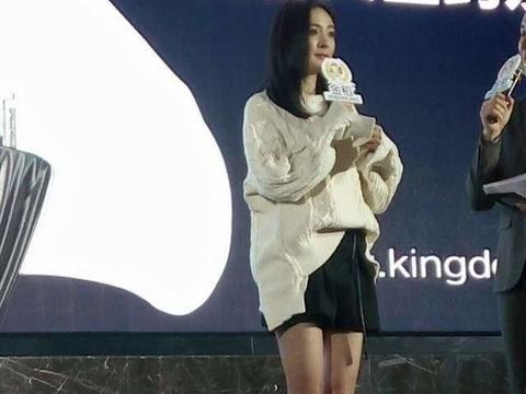 杨幂出席活动高跟鞋被踩,台上反应迅速台下. 来