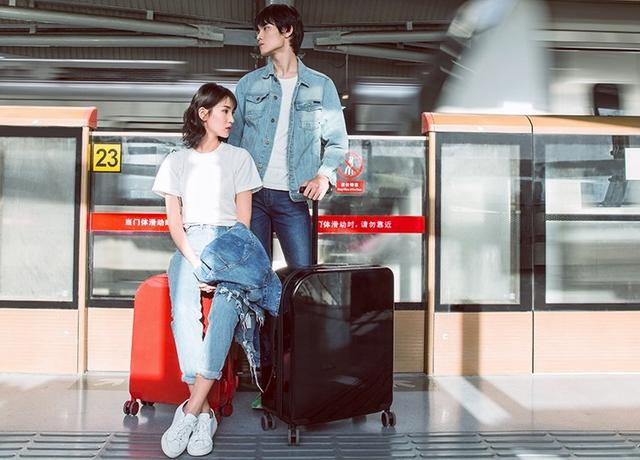 长假旅行箱也要流行款，slogan、冷淡风用在行李箱上什么样