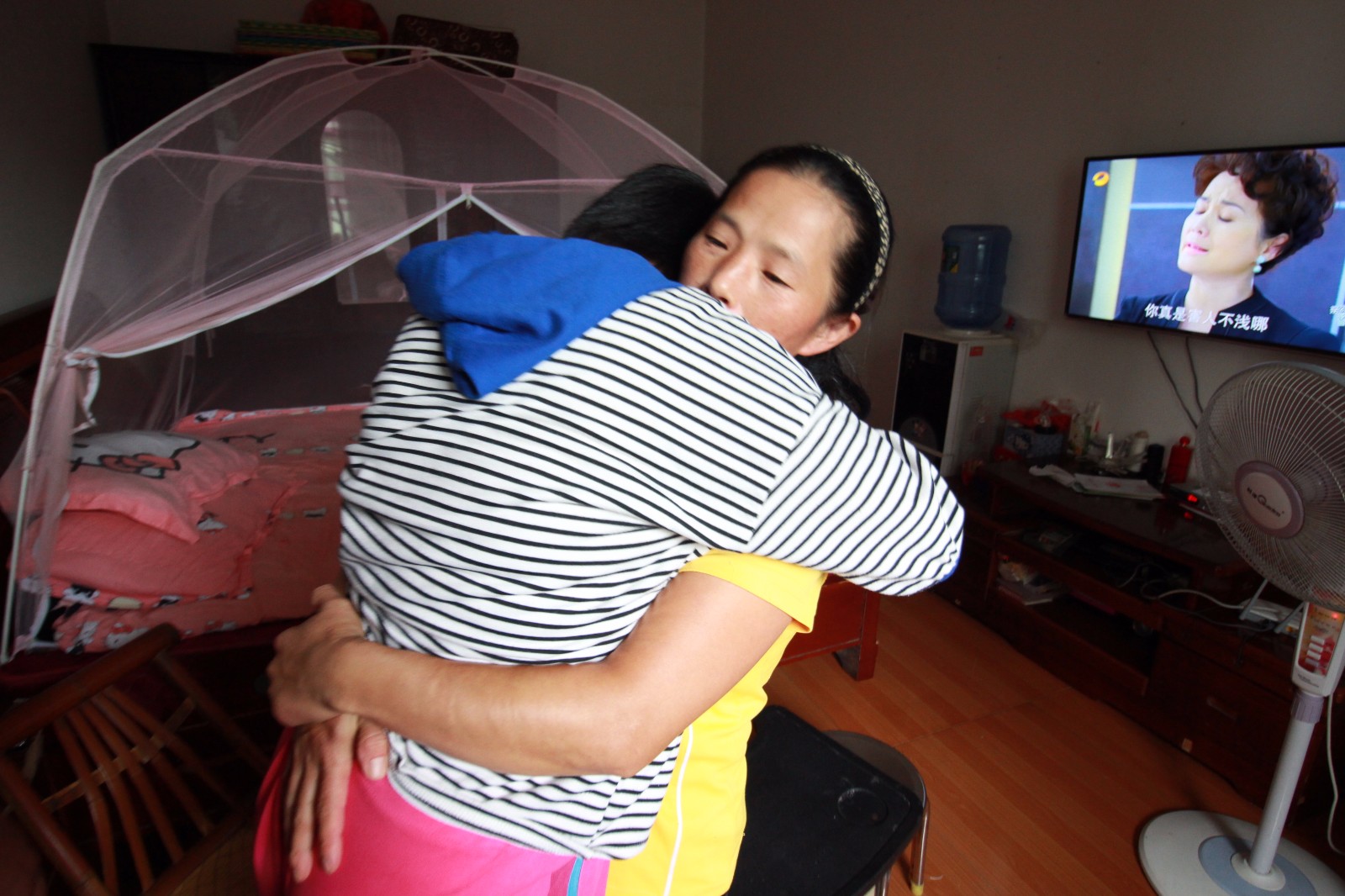 下有患脑瘫的女儿,亲生母亲还半身不遂,这样的家庭多少人都会知难而退