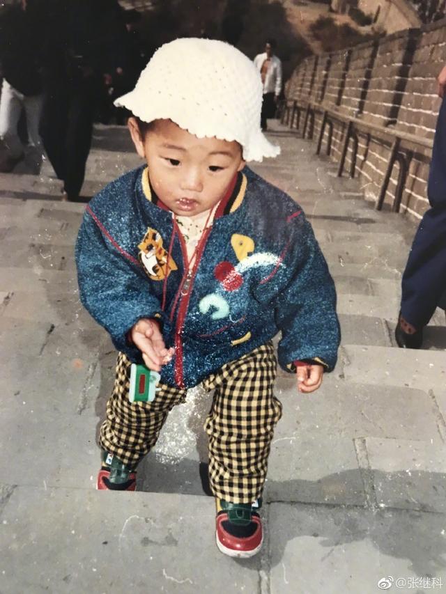 上个月全运赛场胖了5斤的张继科又冒泡了 微博发了张童照撩完就跑