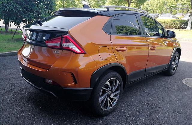 纳智捷u5 suv的侧面采用了与优6 suv相似的溜背设计,腰线层次分明