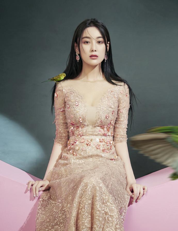 张馨予裸粉色连衣裙出席活动,难道是穿错了码数?