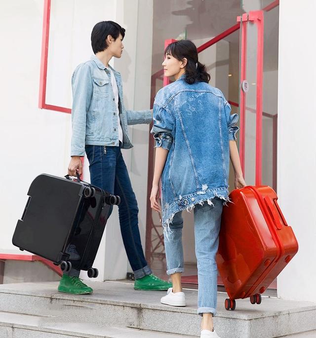长假旅行箱也要流行款，slogan、冷淡风用在行李箱上什么样
