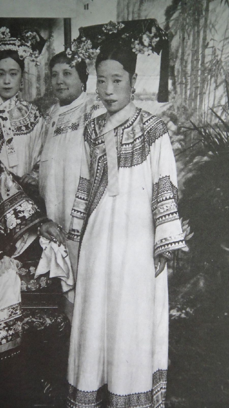 隆裕(1868年2月3日—1913年2月22日),叶赫那拉氏,满洲镶黄旗人,名静芬