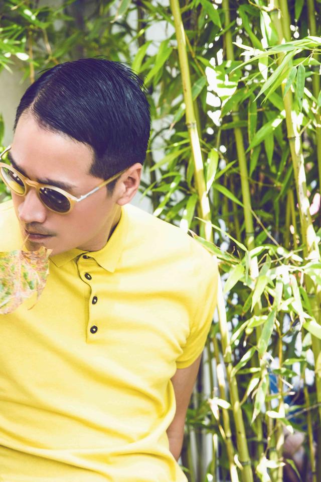 第一组造型中,何晟铭佩戴复古墨镜,与油头造型和谐而统一,黄色马球衫