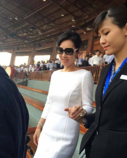 王思聪一家三口首次同框 母亲气质优雅