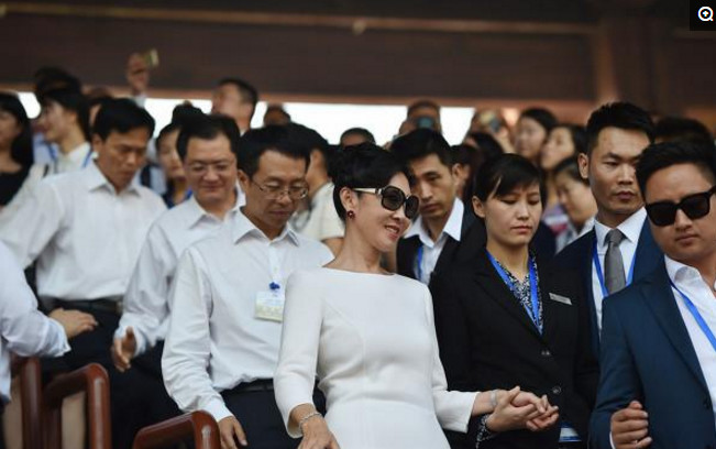 王思聪一家三口首次同框 母亲气质优雅