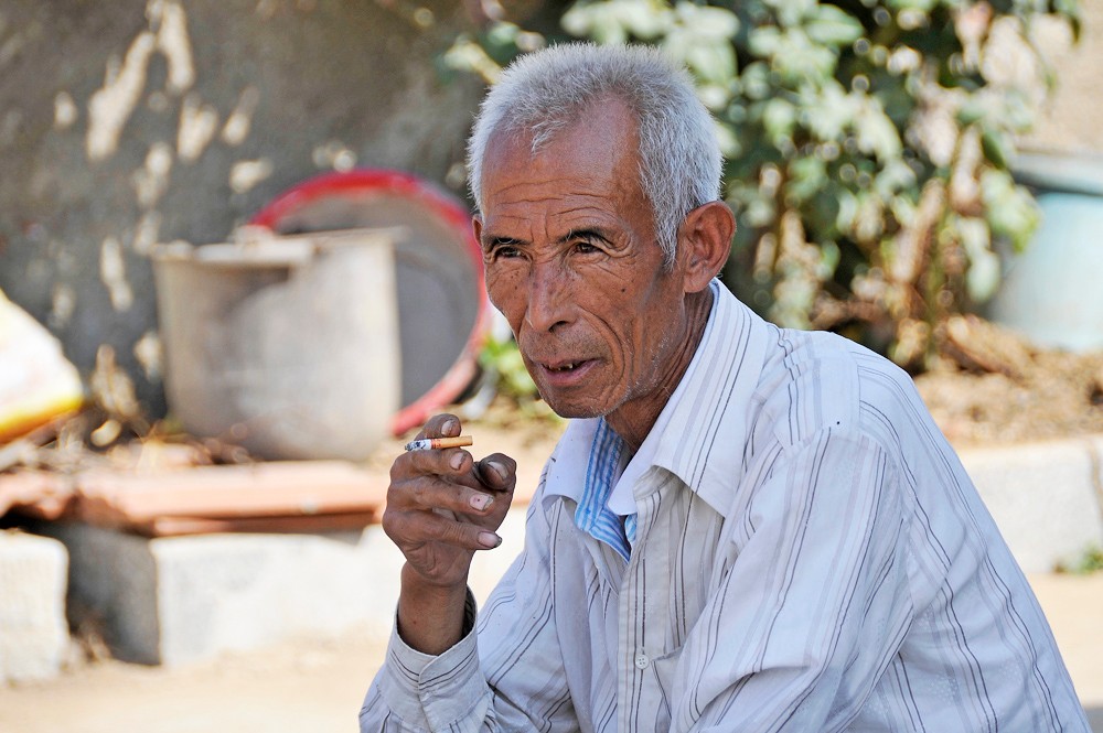 6旬农民老汉农村大集摆地摊没人买却丝毫不愁只因他有3个宝贝