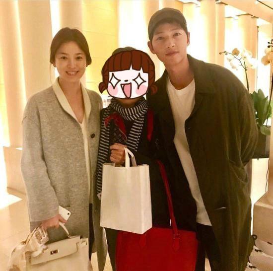 宋慧乔和宋仲基在巴黎秀恩爱,网友:素颜的宋慧乔配不上我的男神