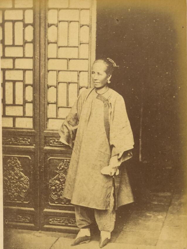 老照片:中国男人很大度,让俄国人拍老婆的三寸金莲