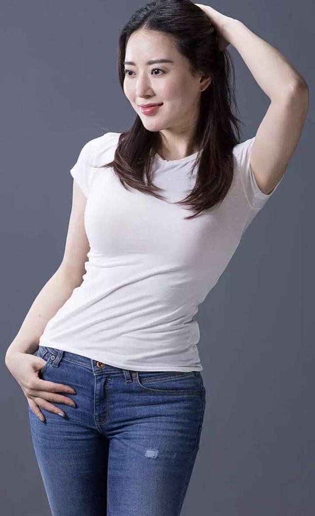 紧身牛仔裤,展现极品身材