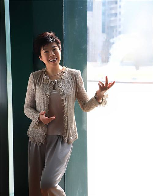 于丹这身打扮惹争议,穿得像个贵妇,不像个学者!