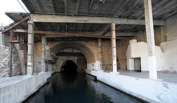 厚重的大门说明这里等级不低|基地|苏联|核潜艇_新浪新闻