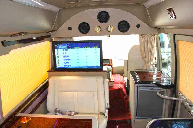 丰田考斯特叫板豪车  迈巴赫劳斯莱斯，打开车门后秒懂