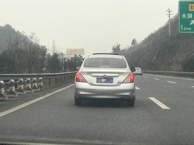 北京男子套牌上路，神奇号码引网友捧腹，后来被直接带走