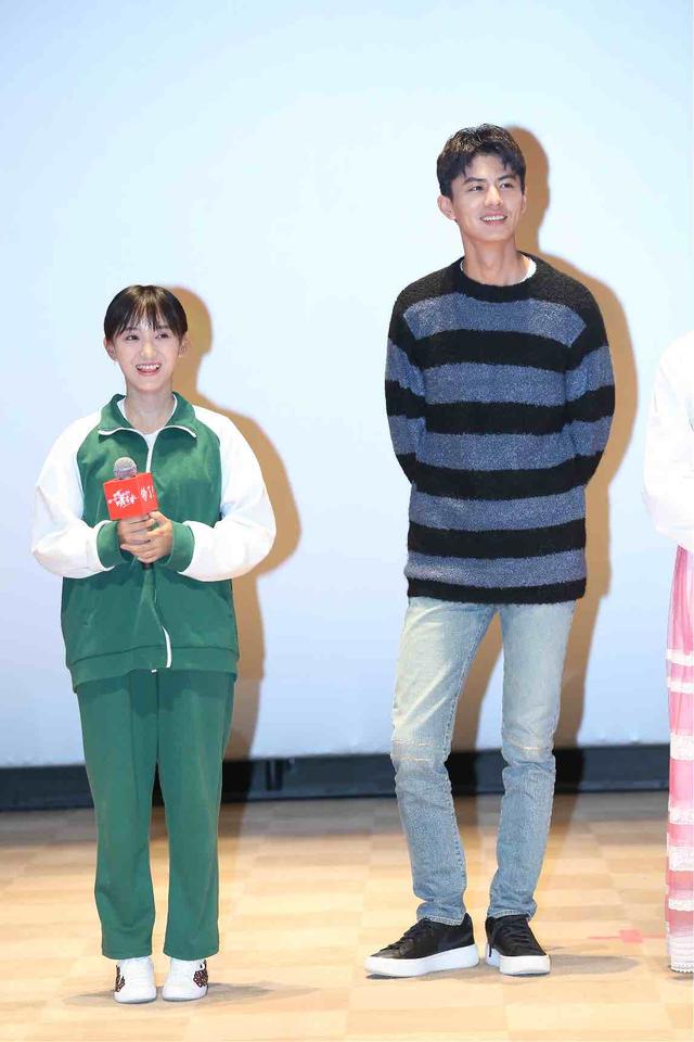卜冠今《呼啸》首映发布会 校服装亮相诠释"最青春"