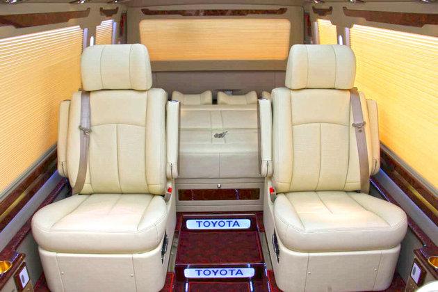 丰田考斯特叫板豪车  迈巴赫劳斯莱斯，打开车门后秒懂