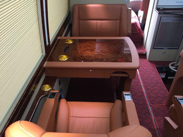 丰田考斯特叫板豪车  迈巴赫劳斯莱斯，打开车门后秒懂