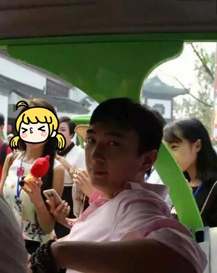 王思聪一家三口首次同框 母亲气质优雅